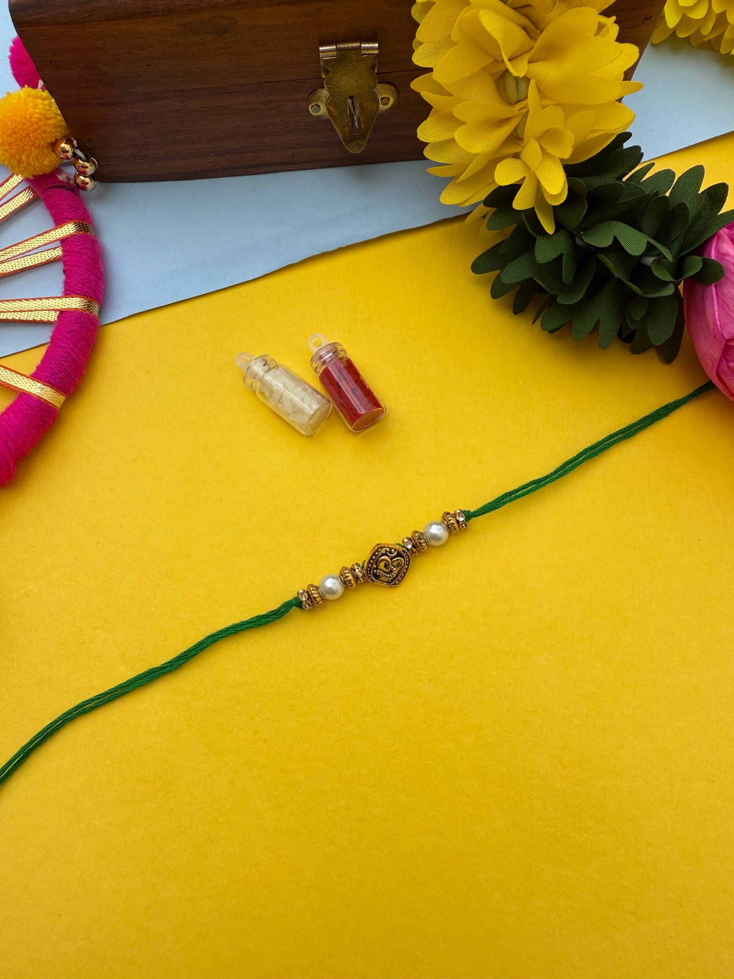 Minimal om Rakhi by elegant style