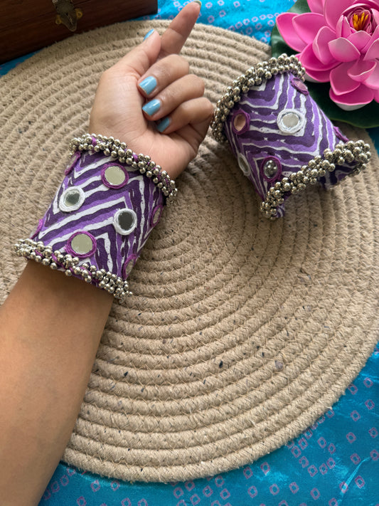 Laheriya print handcuffs By Elegantstyle