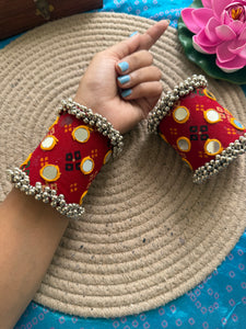 Bandhani print handcuffs by Elegantstyle