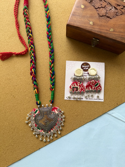 Patoda print long necklace by elegantstyle